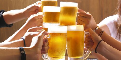 BierkrĂĽge beim Zuprosten