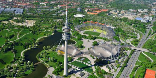 Blick aus der Luft auf Olympiapark mit Turm und Stadion