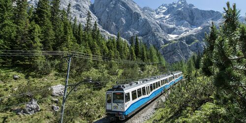Bayerische Zugspitzbahn, wie sie den Berg hochfährt