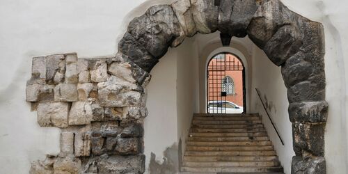 Hausdurchgang mit groben Steinen, Treppe und Tor