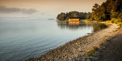 Blick auf den Starnberger See und das dazugehörige Ufer