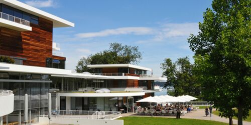 Buchheim Museum in Bernried vor blauem Himmel