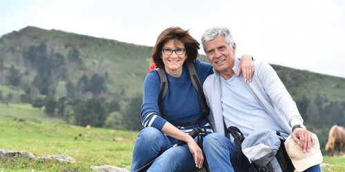 For the over-65s Älteres Paar vor Bergpanorama