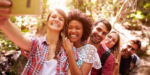 Junge, lachende Menschen, die ein Selfie machen