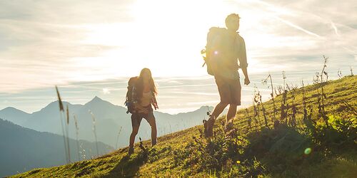 Junge Menschen beim Wandern im Sonnenschein