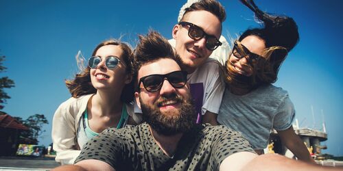 Junge Menschen, die ein Selfie machen