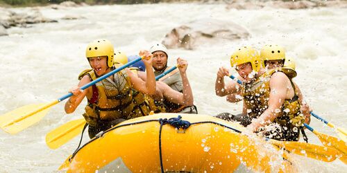 Menschen in einem gelben Raft im Fluss