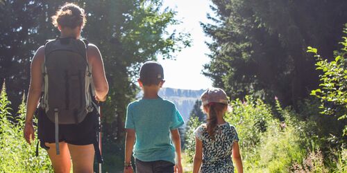 Frau mit zwei Kindern beim Wandern