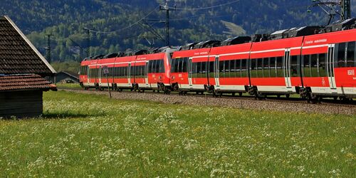 DB Regio vor Alpenkulisse mit Hütte