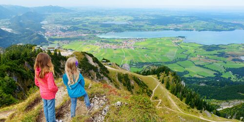 Zwei Mädchen auf Berg mit Blick ins Tal